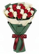 Букет Микс из красных и белых роз #REPLACE_PRED# Придорожном