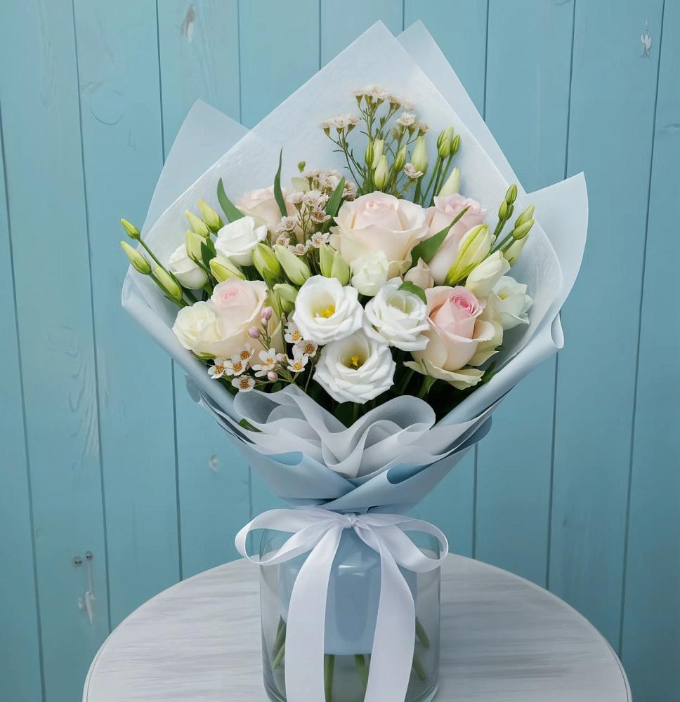 Букет цветов из: Розы и Лизиантусы в Придорожном