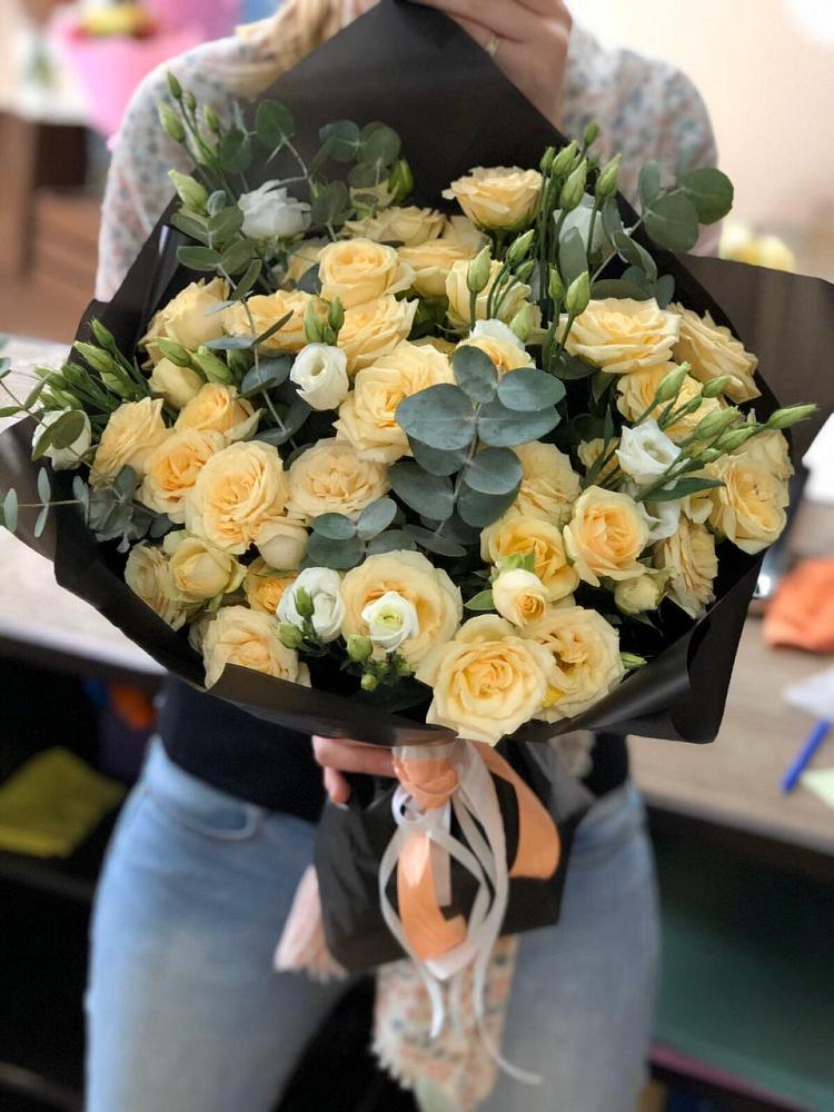 Букет цветов из: Розы и Лизиантусы в Придорожном