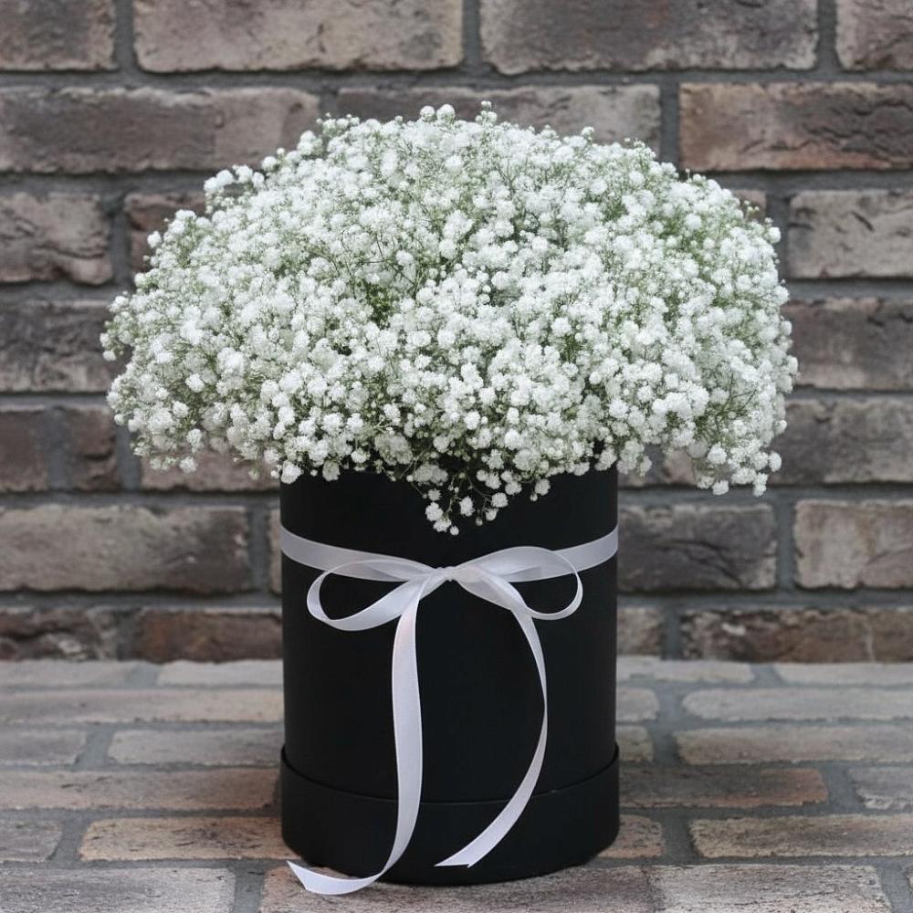 Цветочная композиция из Гипсофила в шляпной коробке в Придорожном