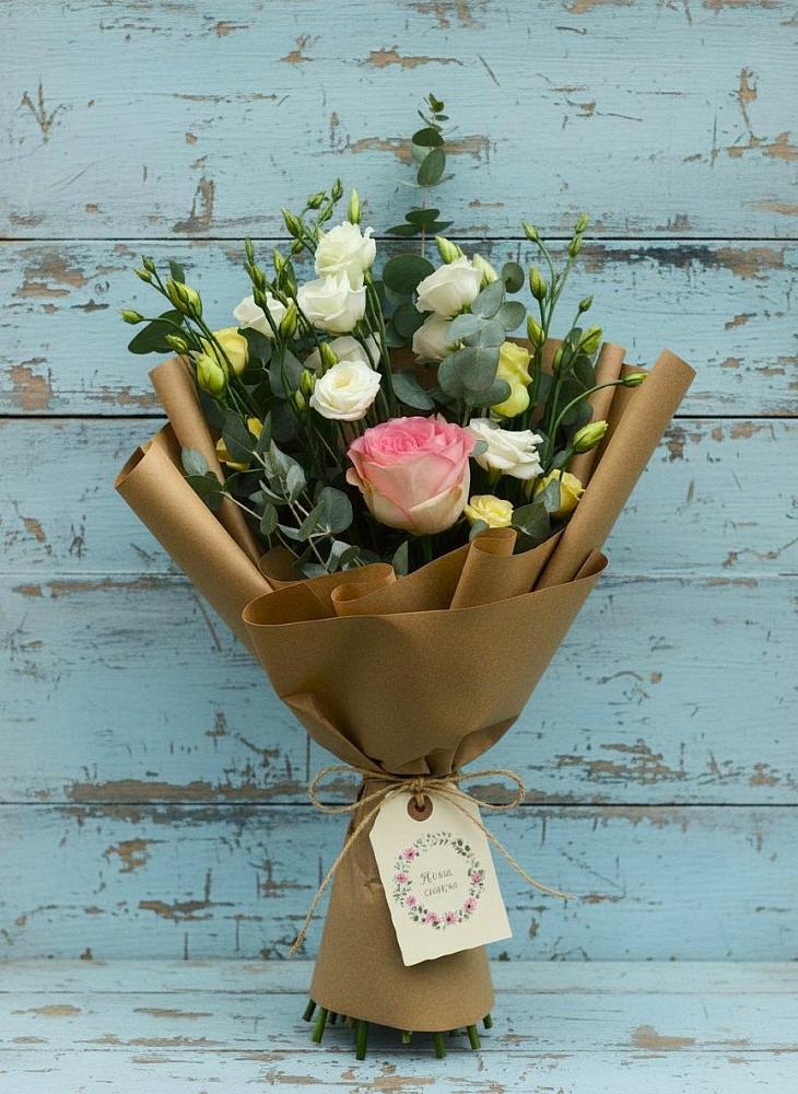 Букет цветов из: Розы и Лизиантусы в Придорожном