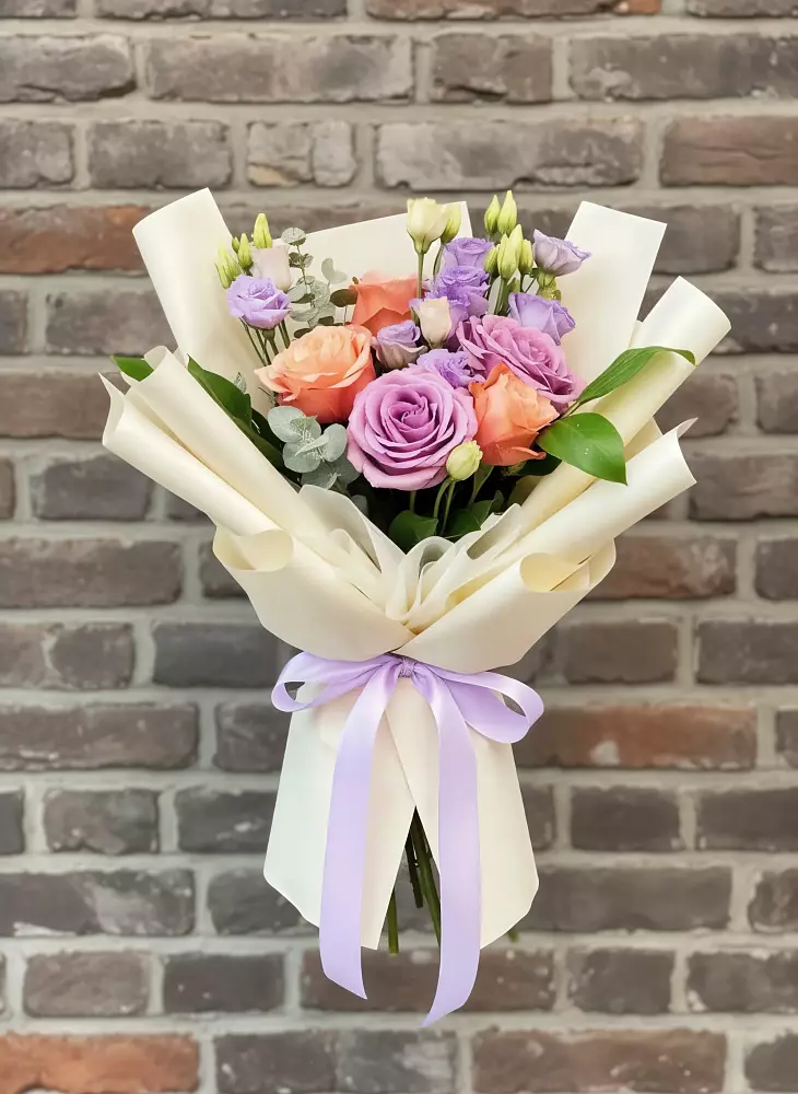 Букет цветов из: Лизиантусы и Розы в Придорожном