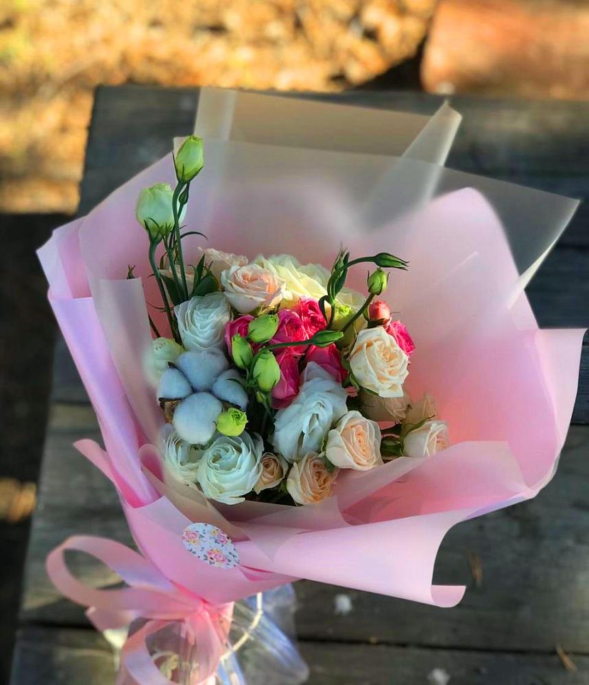 Букет цветов из: Розы и Лизиантусы в Придорожном