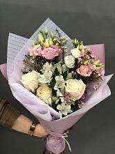 Букет цветов из:  Альстромерии, Розы и Лизиантусы #REPLACE_PRED# Придорожном