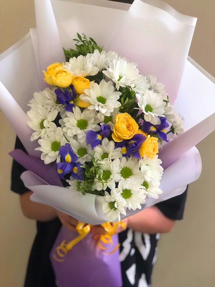 Букет цветов из: Ирисы, Хризантемы и Розы в Придорожном