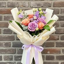 Букет цветов из:  Лизиантусы и Розы в Придорожном