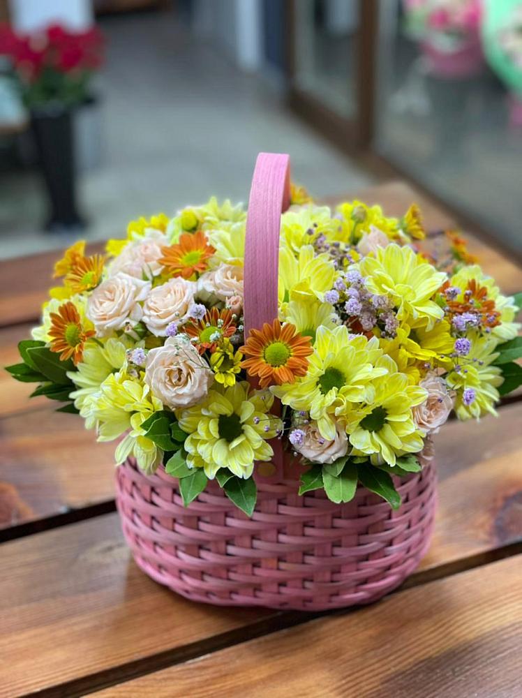 Цветочная композиция из Хризантемы и Розы в корзине в Придорожном