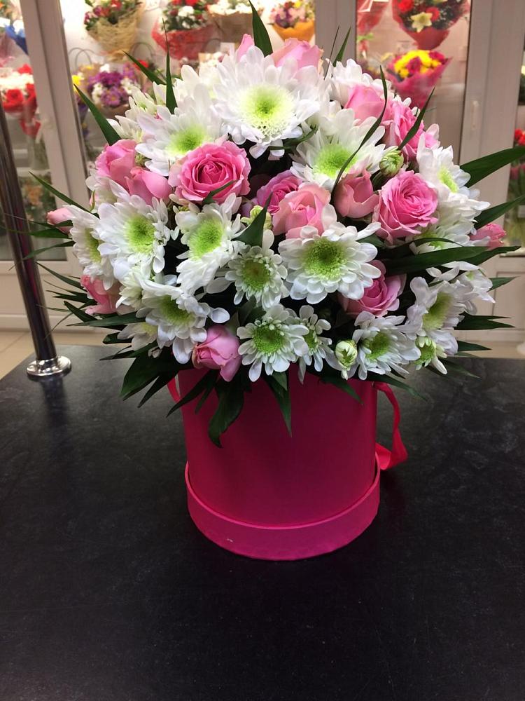 Цветочная композиция из Розы и Хризантемы в шляпной коробке в Придорожном