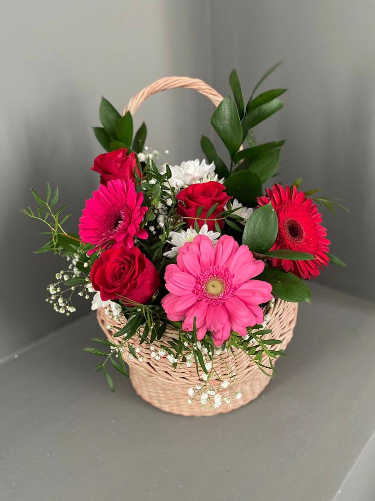 Цветочная композиция из Розы, Хризантемы и Герберы в корзине в Придорожном