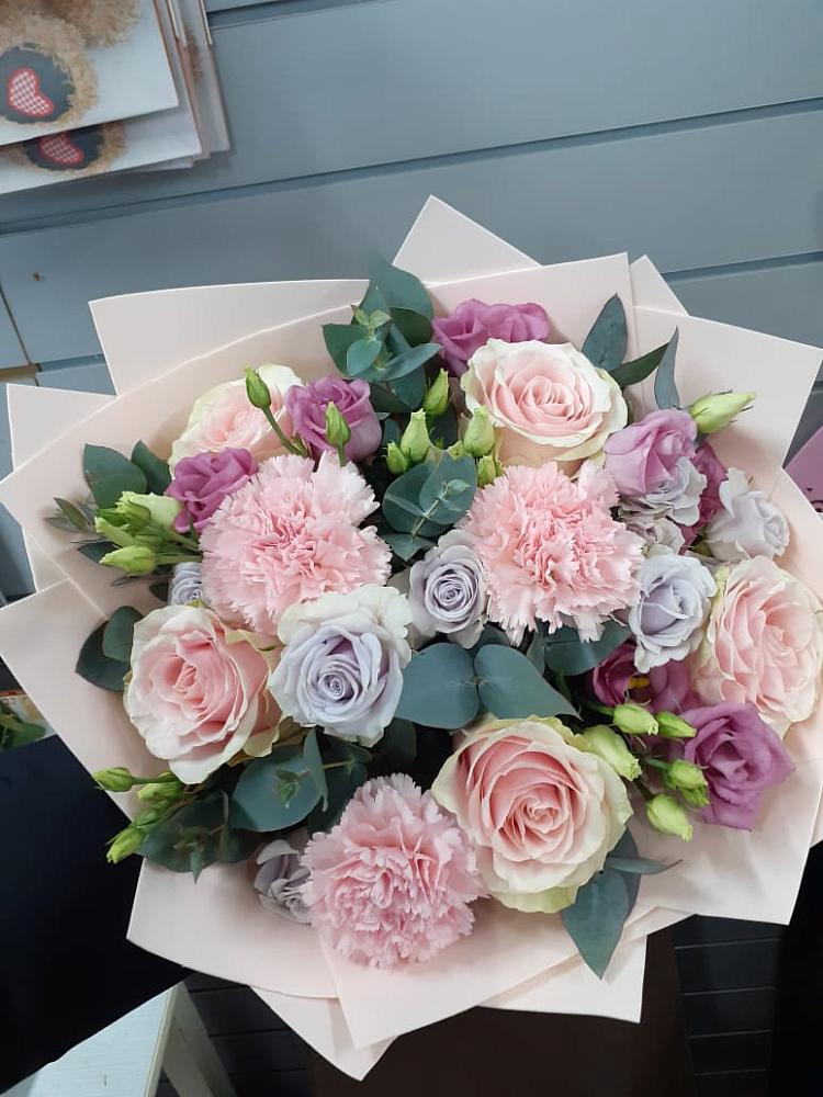 Букет цветов из: Розы, Гвоздики и Лизиантусы в Придорожном