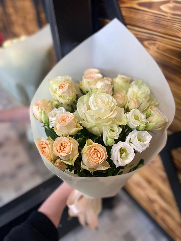 Букет цветов из: Розы и Лизиантусы в Придорожном