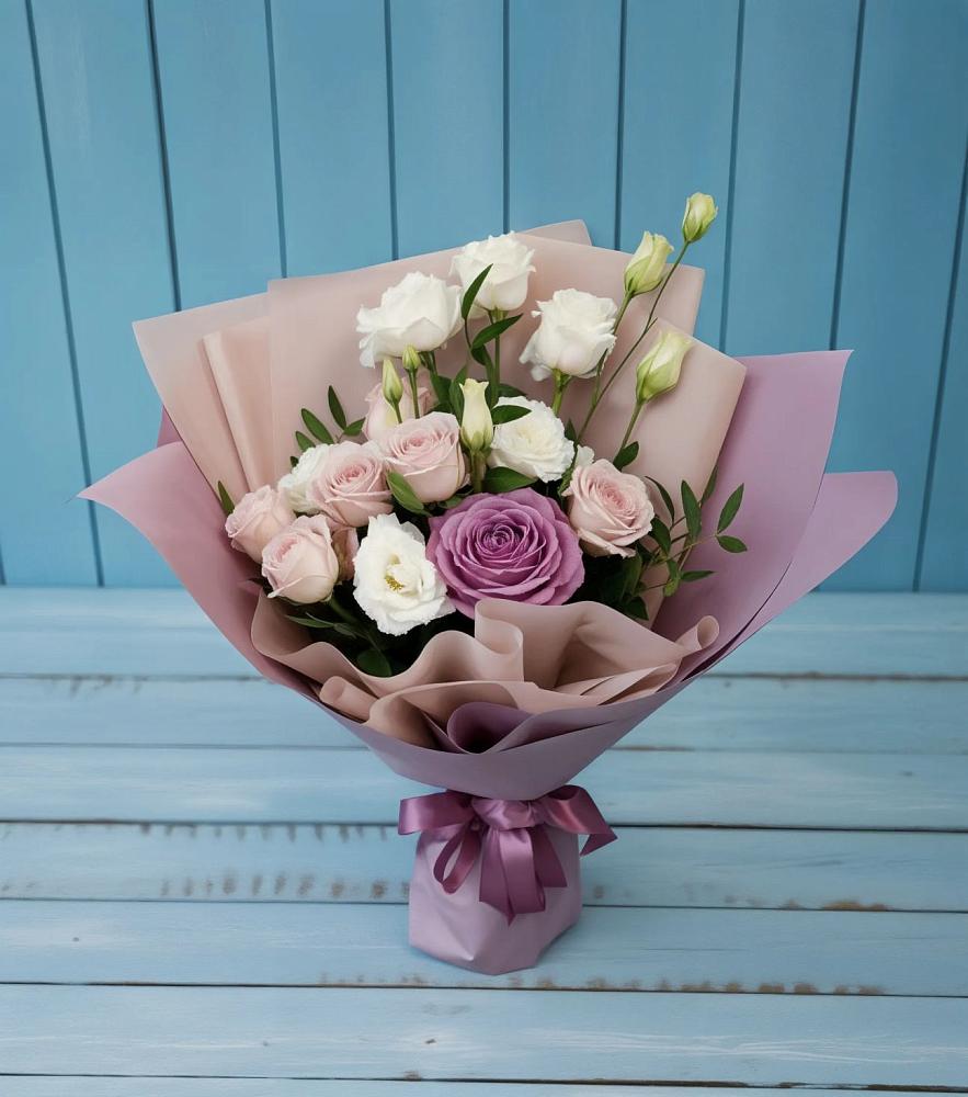 Букет цветов из: Розы и Лизиантусы в Придорожном